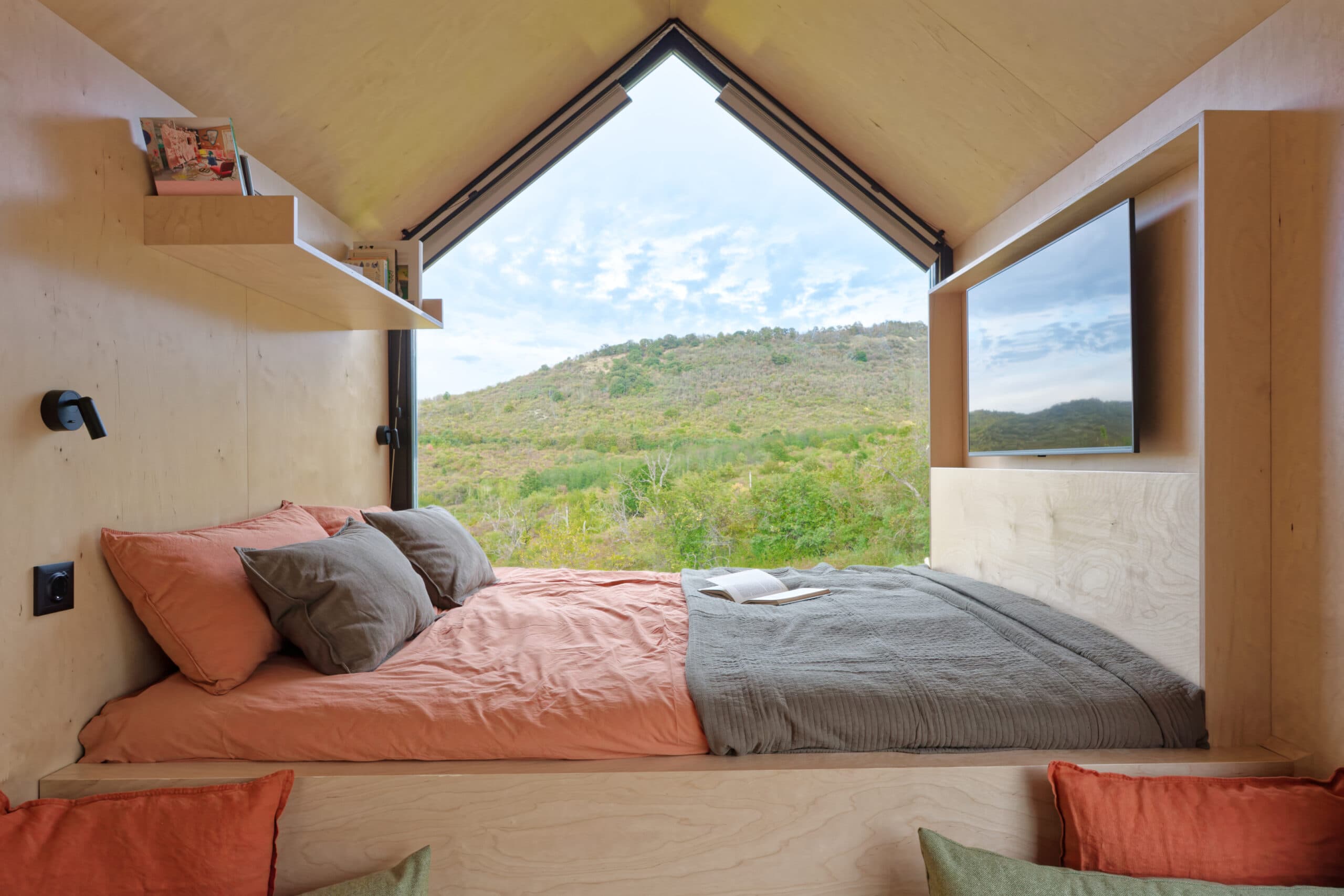 A NestOff kabin külső homlokzata természetközeli környezetben