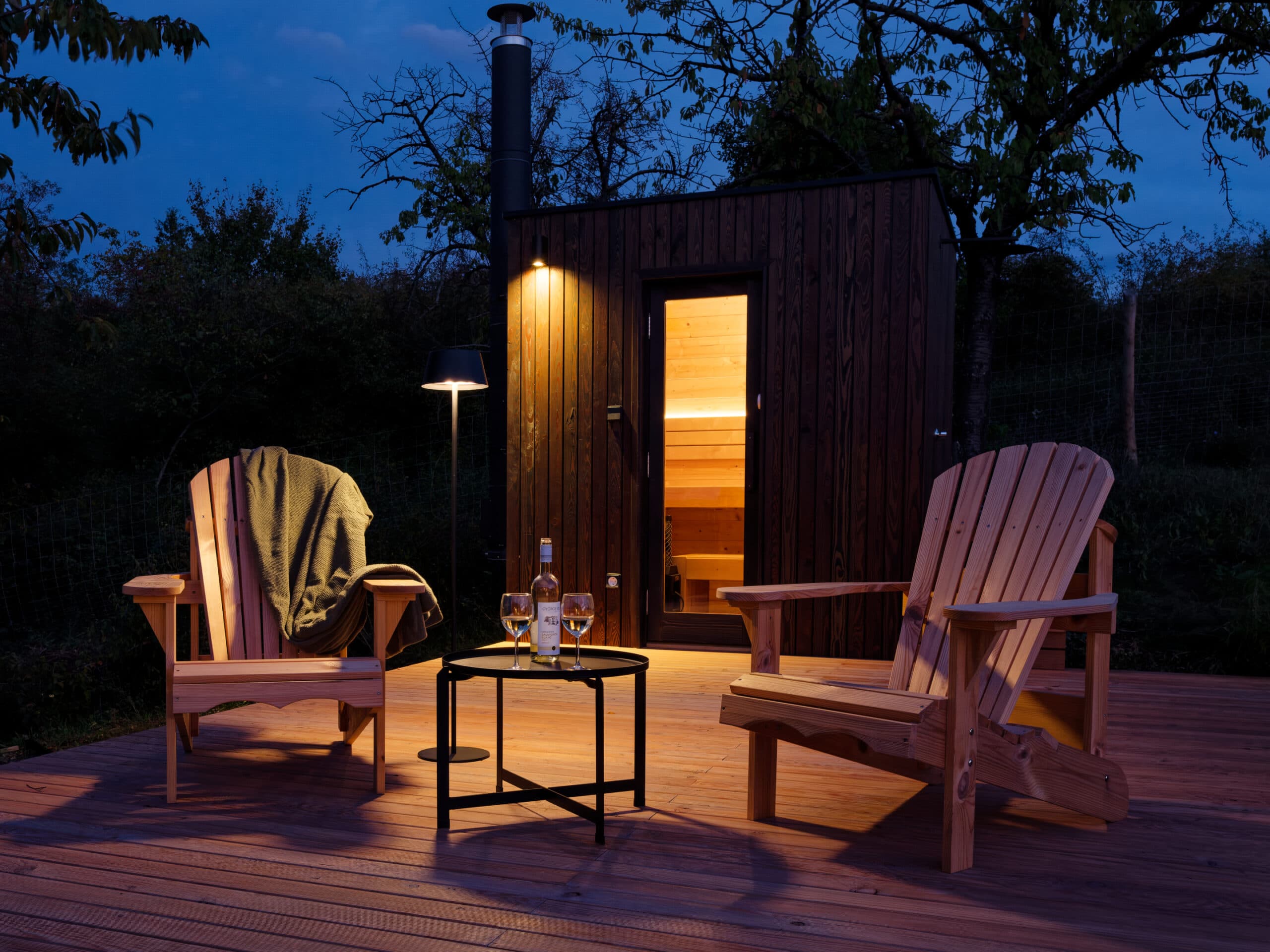 Kültéri pihenősarok és szauna esti hangulatban